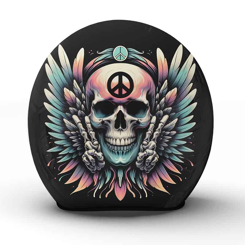 Der "Peace" Helm verbindet das Friedenssymbol mit einem Totenkopf