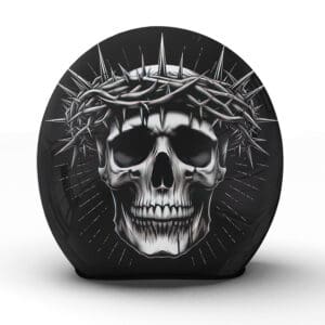 Der "Thorned" Helm zeigt einen Totenkopf mit einer Dornenkrone - Jetzt bestellen!