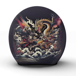 Der handgefertigte "War" Helm verkörpert die ungestüme Energie eines epischen Kampfes zwischen Drachen und Samurai - Jetzt bestellen!