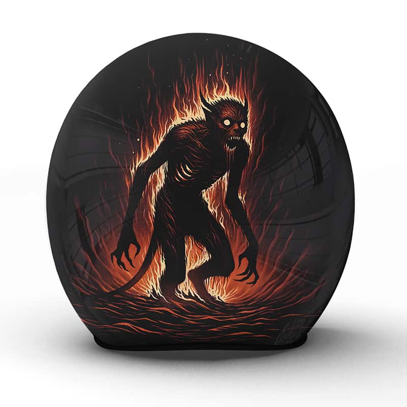 Der handgefertigte "Nocturnal" Helm ist mit seinem furchteinflößenden Design