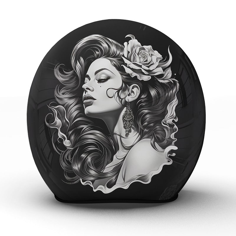 Der "Bella" Motorradhelm kombiniert meisterhafte Handarbeit mit dem Bild einer anmutigen Frau und einer Rose - Jetzt bestellen!